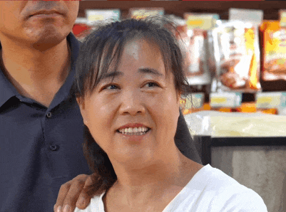财盘配资 “儿子, 今天真帅! ” 升旗手展旗瞬间母亲落泪