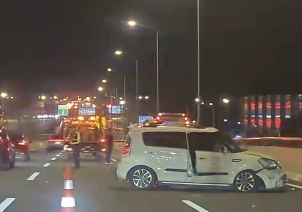 嘉创配资 昨晚崧泽高架三车事故，其中一车翻车